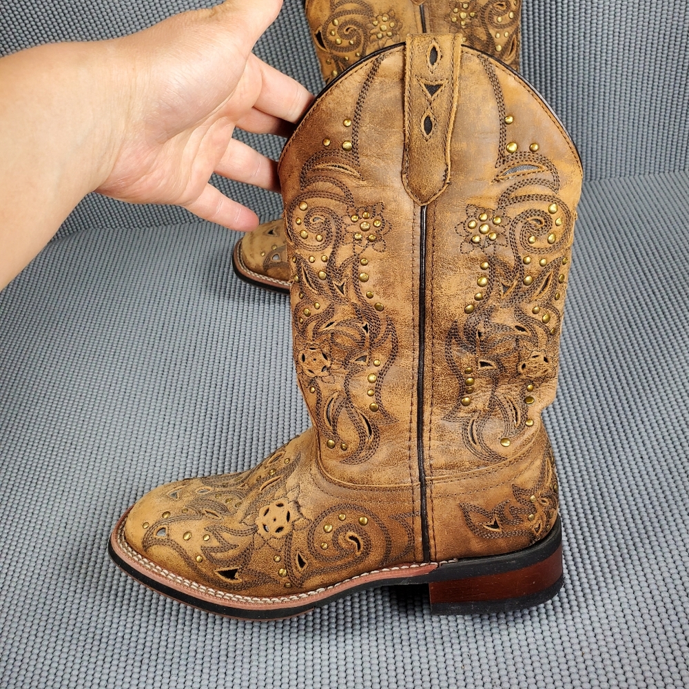 Laredo Brown Embroidered Winter Boots - Picture 3 of 14